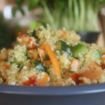 Quinoa als Salat, mit Möhren, Gurke und Tomaten, abgerundet mit einem Zitronendressing.